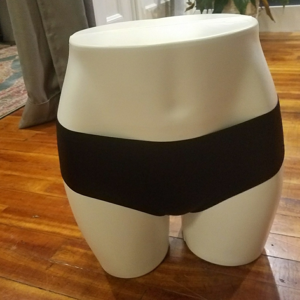 NWT - Set Smooth Seamless Panties -Black/Nude